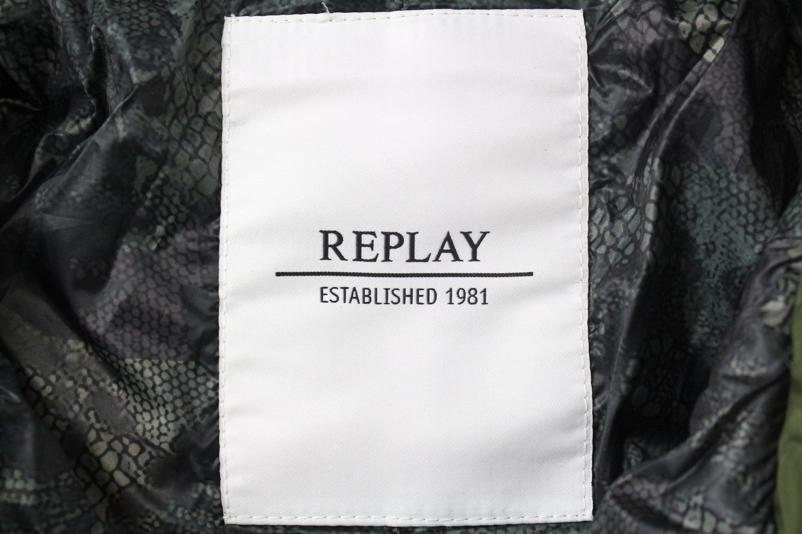 REPLAY moteriška gobtuvu paremta striukė M, žalia, dirbtinio kailio užtrauktuku, pamušalu ir paminkštinta 