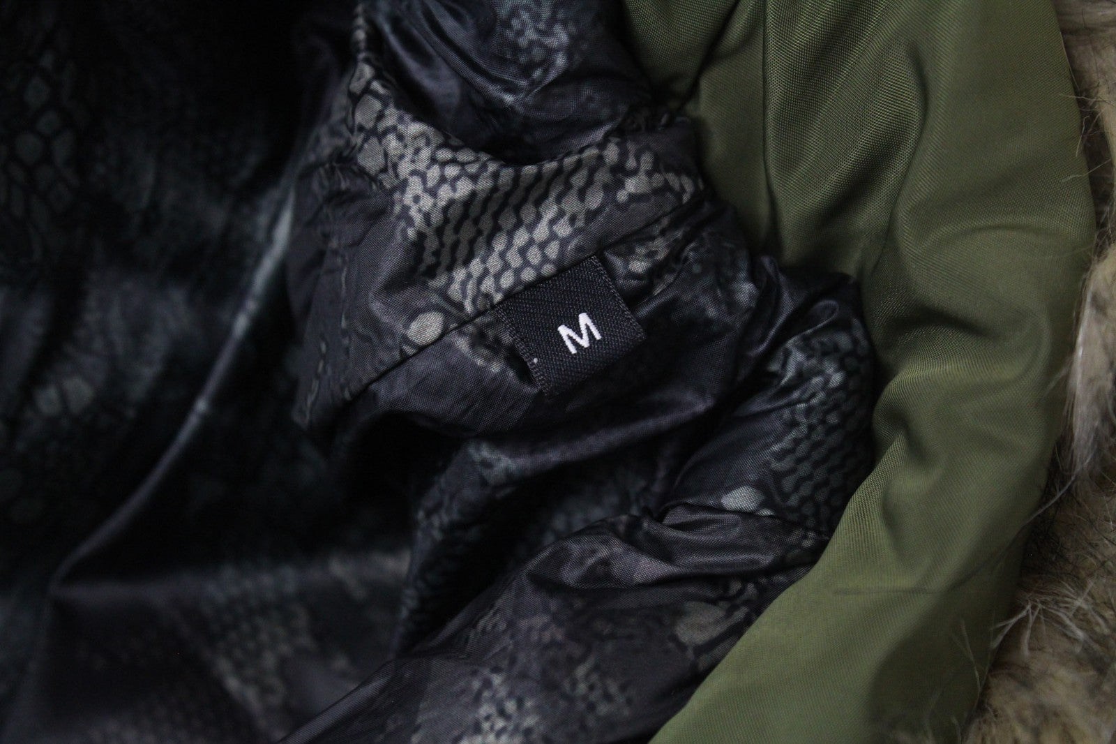 REPLAY moteriška gobtuvu paremta striukė M, žalia, dirbtinio kailio užtrauktuku, pamušalu ir paminkštinta 