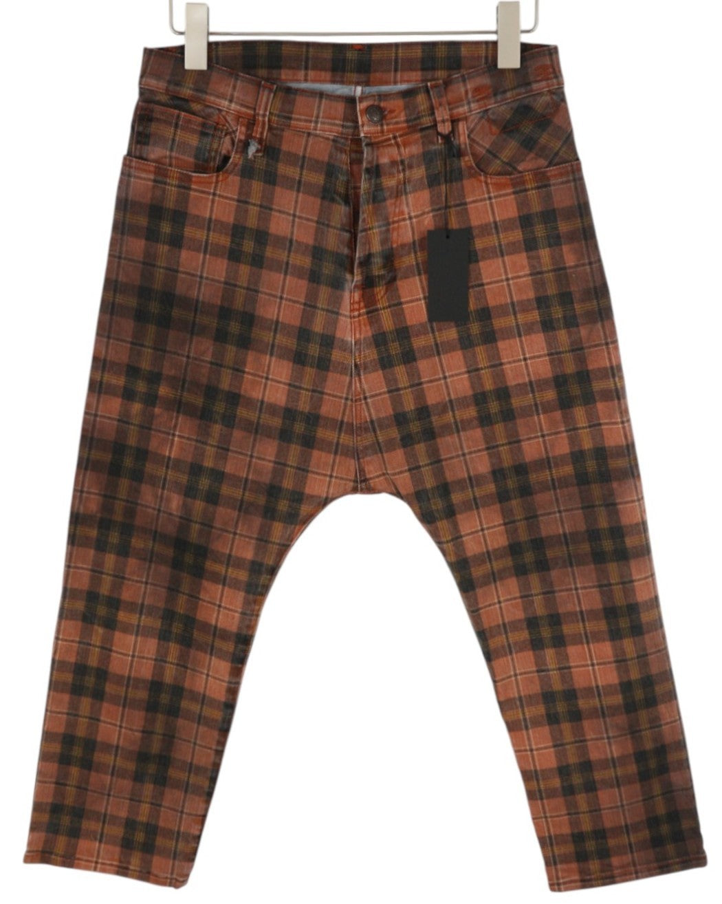 R13 Pasiūtos moteriškos kelnės, 27, pelenų raudonumo, languotos, trumpos, laisvo kirpimo, iki kulkšnių.