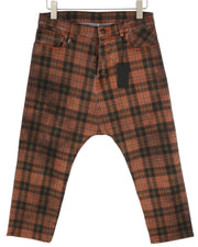 R13 Pasiūtos moteriškos kelnės, 27, pelenų raudonumo, languotos, trumpos, laisvo kirpimo, iki kulkšnių.