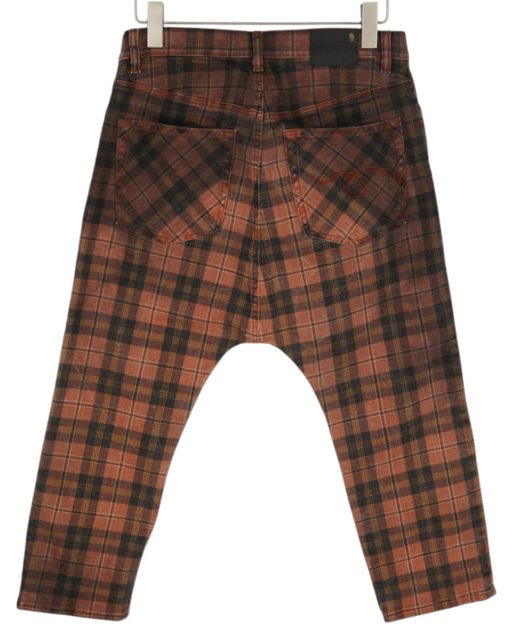 R13 Pasiūtos moteriškos kelnės, 27, pelenų raudonumo, languotos, trumpos, laisvo kirpimo, iki kulkšnių.