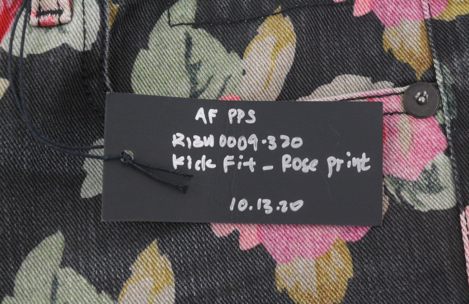 R13 Kick Fit moteriški džinsai 27 rožinio rašto, ploni, tiesaus kirpimo, trumpinti iki kulkšnies, su užtrauktuku. 