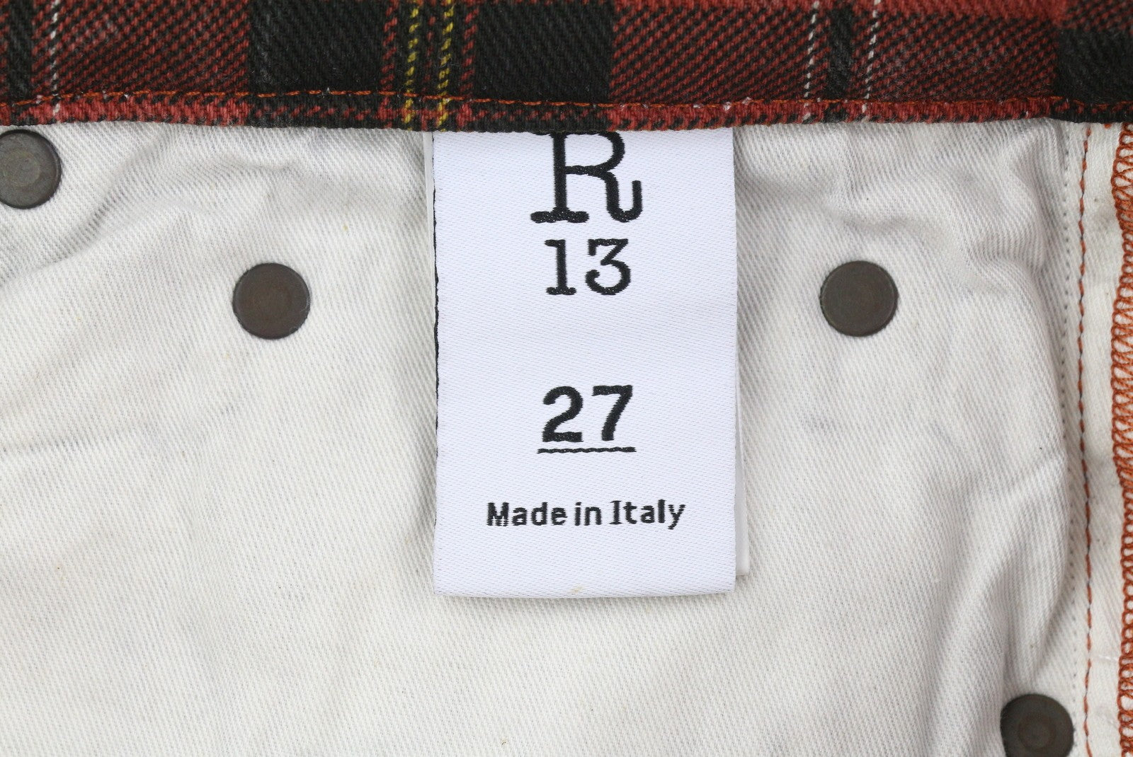 R13 Priglundančios moteriškos kelnės, 27, pelenų raudonumo, languotos, laisvos, iki kulkšnių, rekomenduojama kaina – 710 €