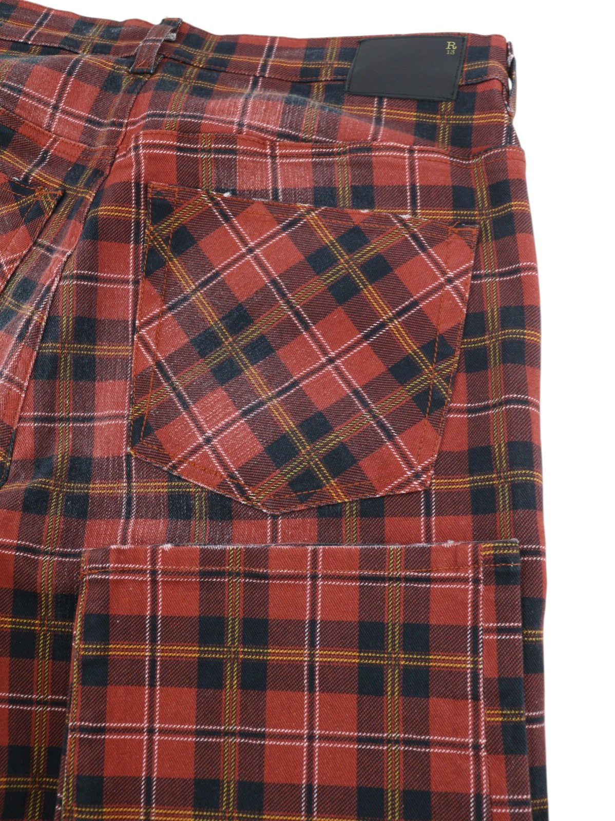 R13 Pasiūtos moteriškos kelnės 27 pelenų raudonumo, languotos, trumpintos, nuleistos iki kulkšnies ir tarpkojo. 