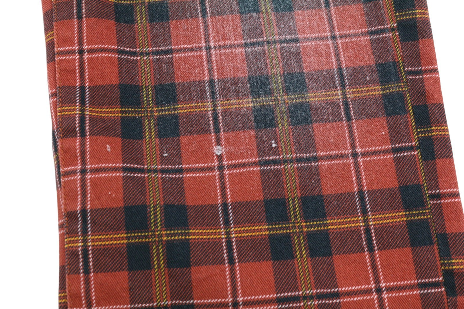 R13 Pasiūtos moteriškos kelnės 27 pelenų raudonumo, languotos, trumpintos, nuleistos iki kulkšnies ir tarpkojo. 