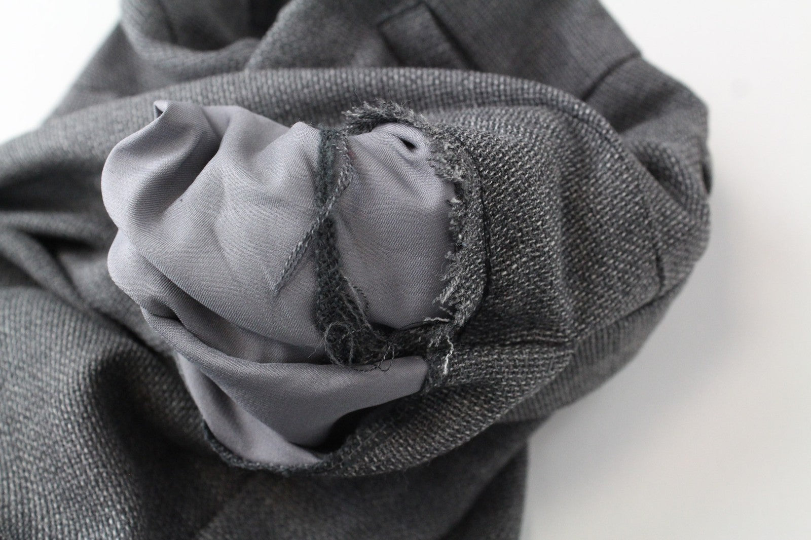 SUISTUDIO moteriškos kelnės UK12R pilkos vilnonės klostuotos elegantiškos, pritaikytos oficialios kelnės 