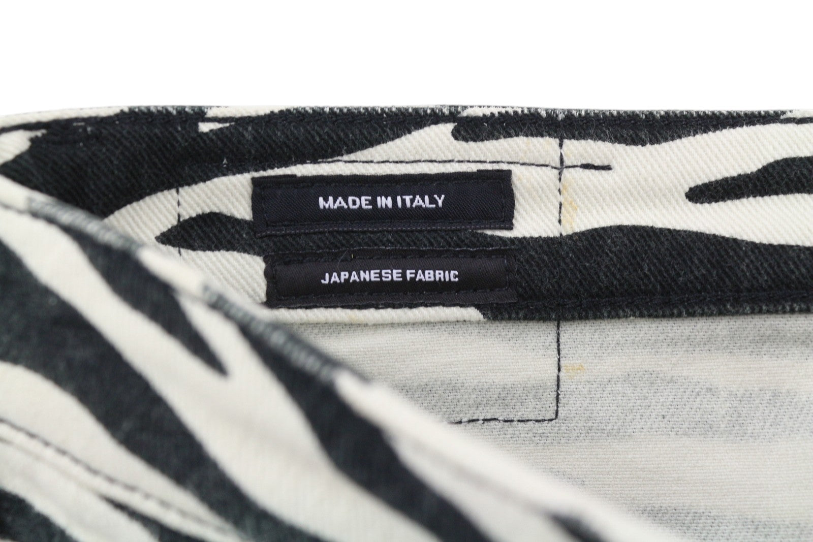 R13 Kick Fit moteriški džinsai, 27 dydžio, zebro rašto, iki kulkšnių, trumpinti, platėjantys, RRP 499 € 