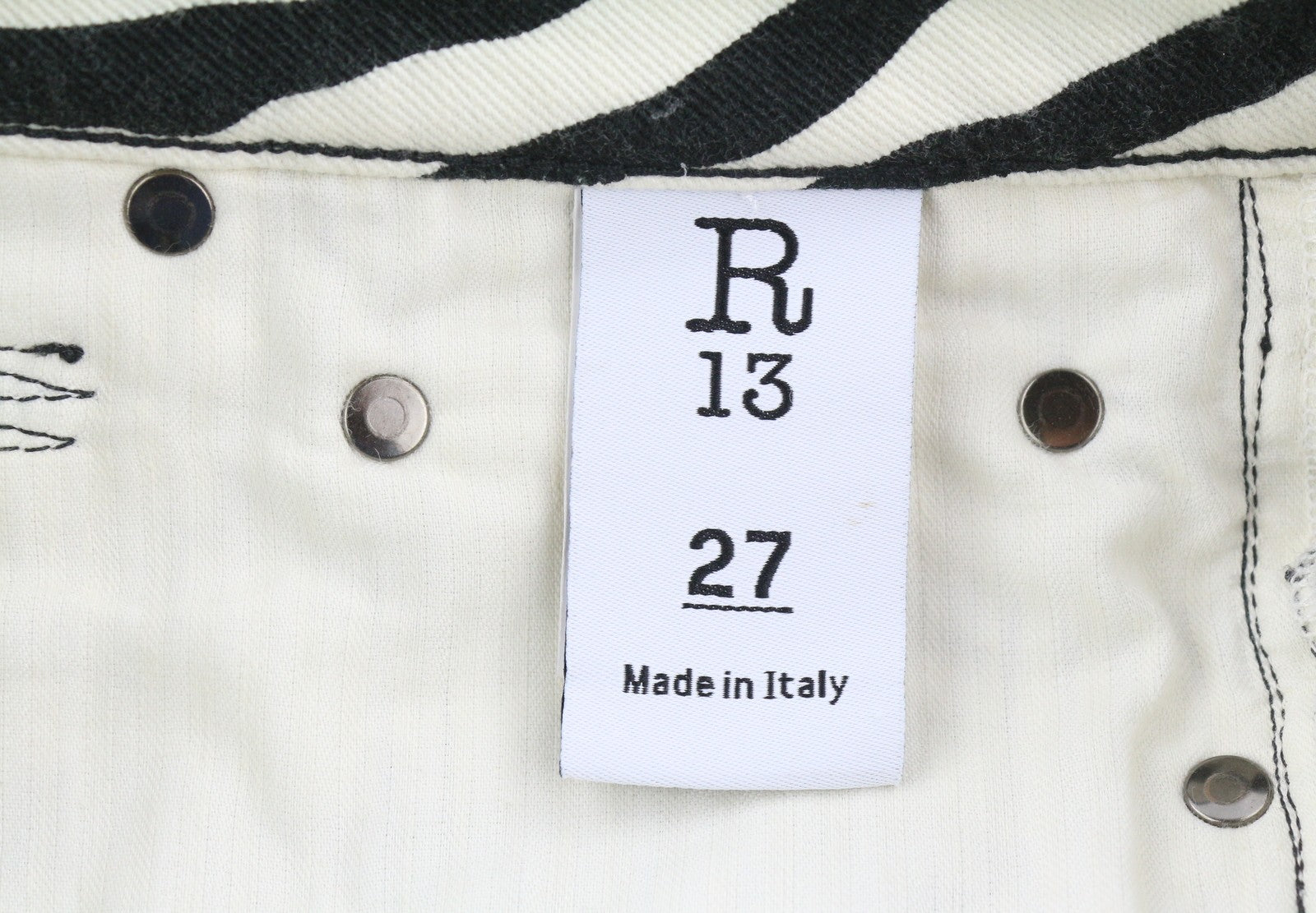 R13 Kick Fit moteriški džinsai, 27 dydžio, zebro rašto, iki kulkšnių, trumpinti, platėjantys, RRP 499 € 