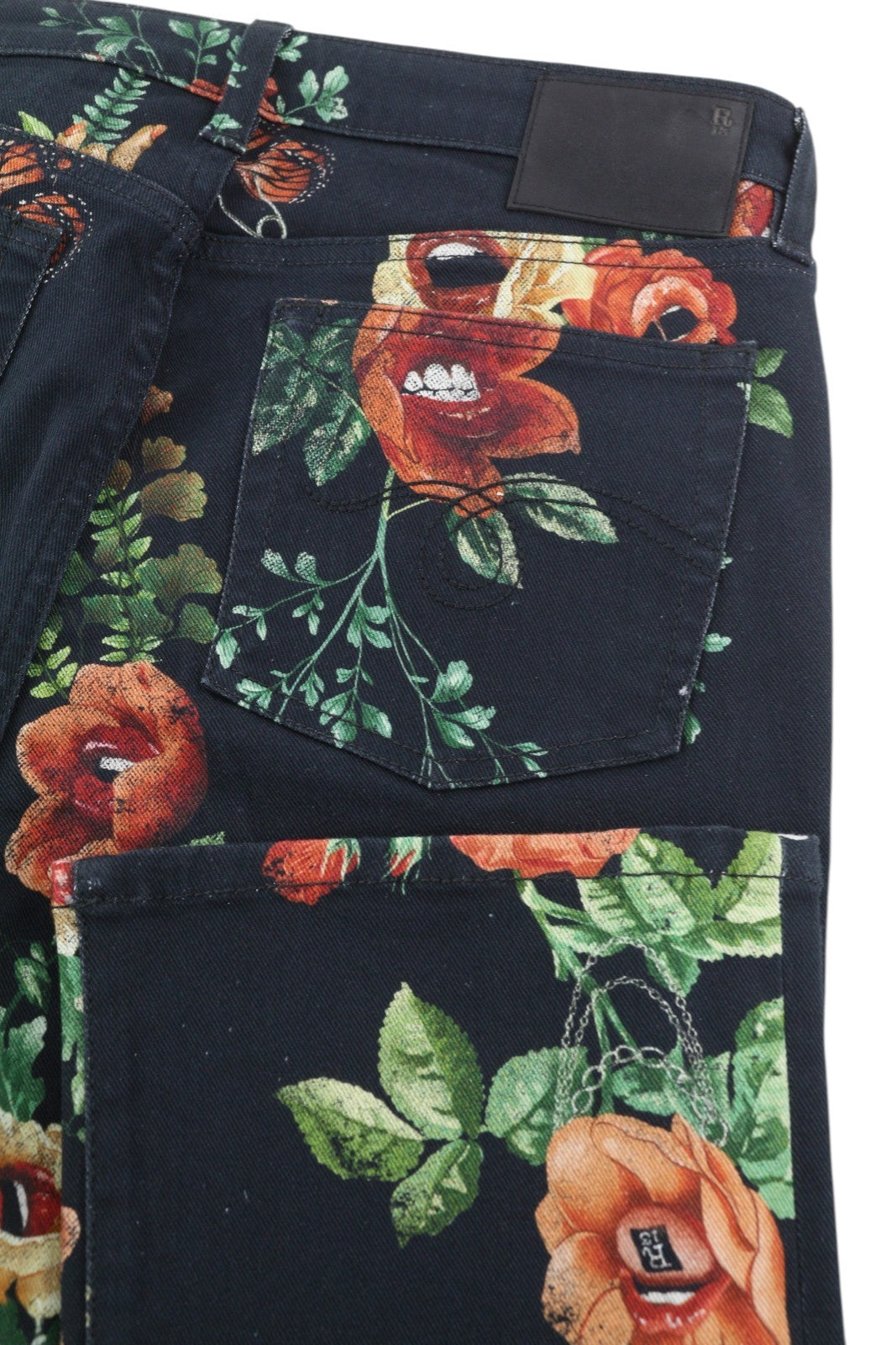 R13 Kick Fit moteriški džinsai 28 Useless Treasueres juodi gėlių rašto trumpinti iki kulkšnių 