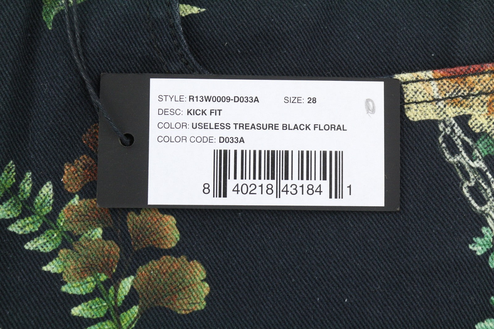 R13 Kick Fit moteriški džinsai 28 Useless Treasueres juodi gėlių rašto trumpinti iki kulkšnių 