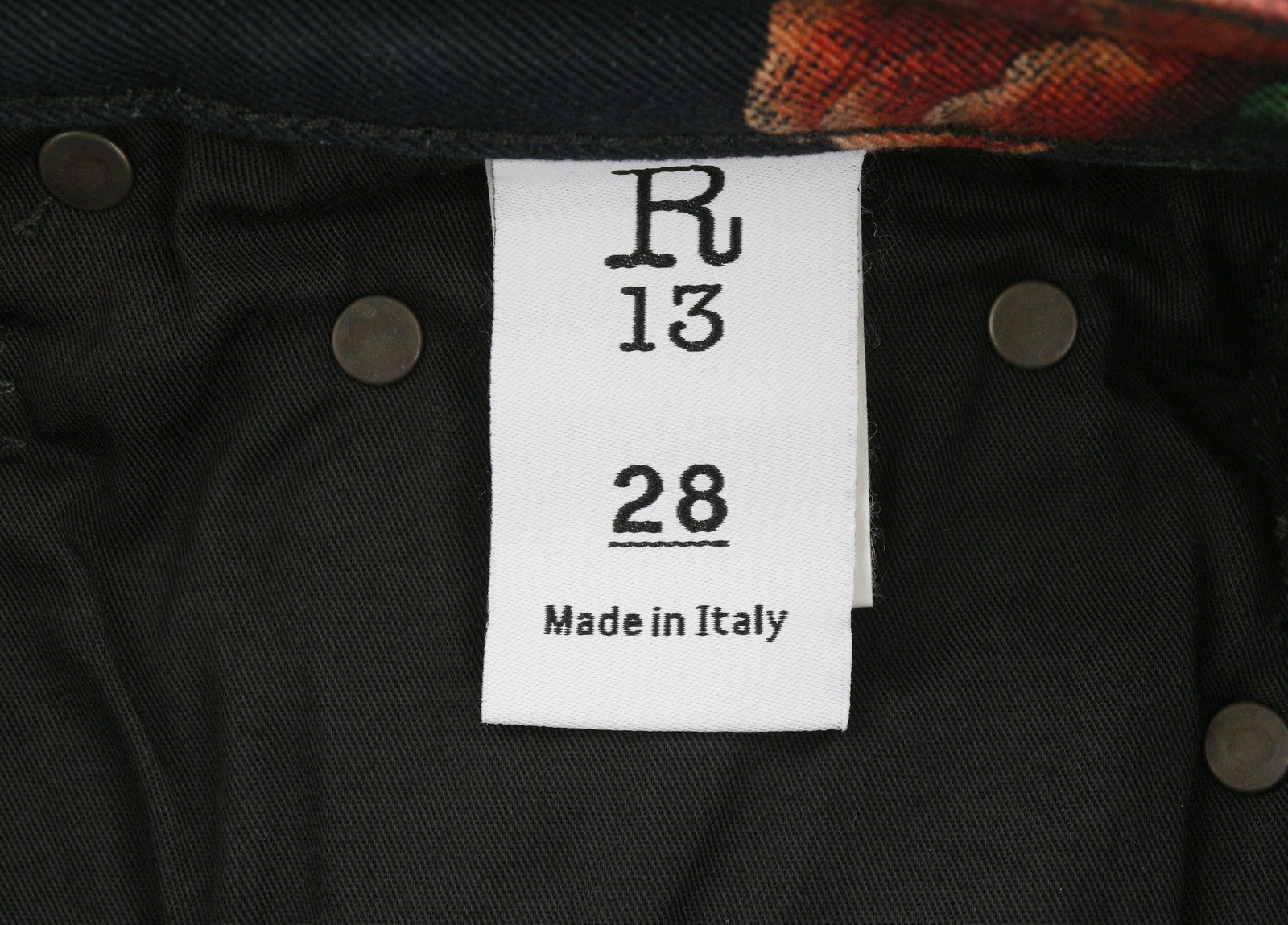 R13 Kick Fit moteriški džinsai 28 Useless Treasueres juodi gėlių rašto trumpinti iki kulkšnių 