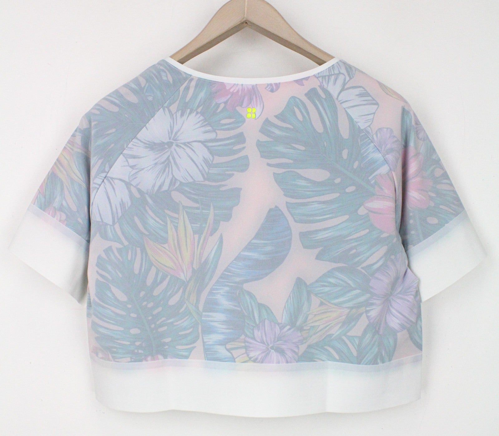 SWEATY BETTY Tournament moteriški marškinėliai su S dydžio baltais gėlėtais raštais ir trumpais teniso marškinėliais 