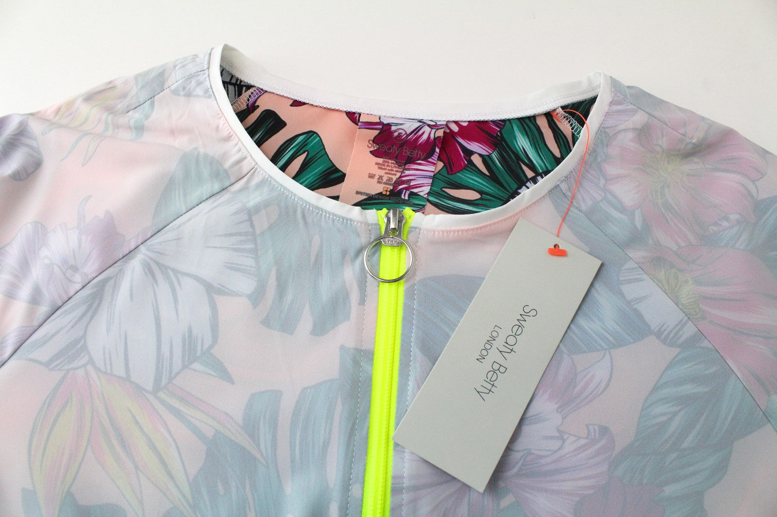 SWEATY BETTY Tournament moteriški marškinėliai su S dydžio baltais gėlėtais raštais ir trumpais teniso marškinėliais 