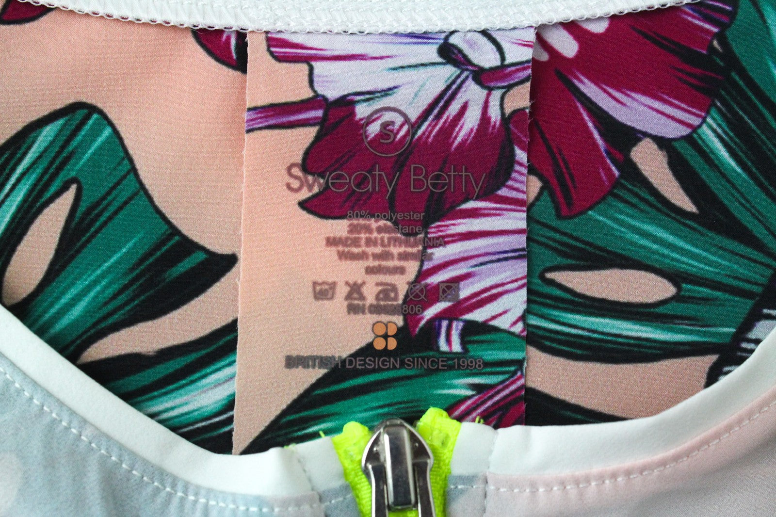 SWEATY BETTY Tournament moteriški marškinėliai su S dydžio baltais gėlėtais raštais ir trumpais teniso marškinėliais 