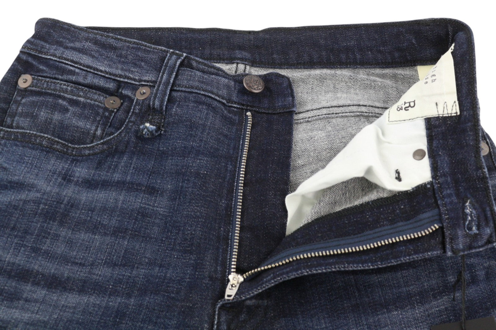 R13 aukštu liemeniu aptempti moteriški džinsai, 27 Howell, indigo spalvos, skalbta, išblukusi, tamsiai mėlyna, rekomenduojama kaina – 475 € 