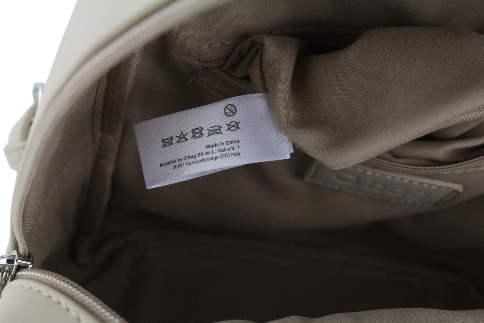 O BAG Sofia moteriška rankinė OS šviesiai smėlio spalvos su dviem rankenomis, užtrauktuku, logotipu 