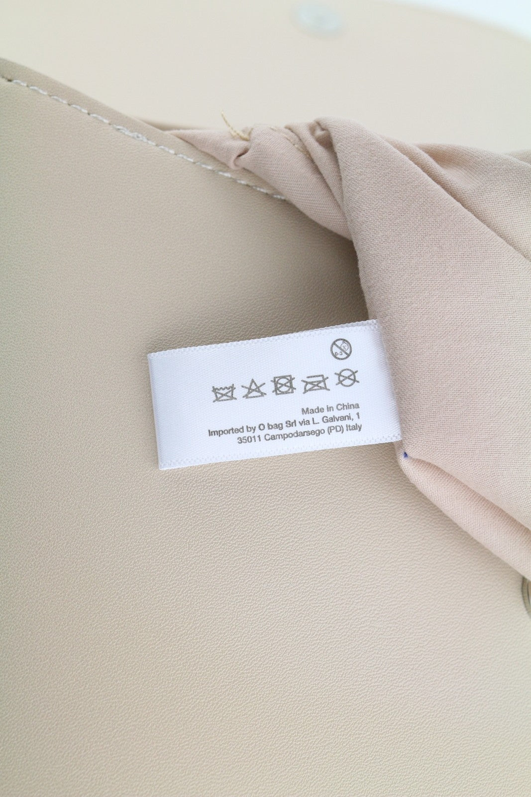 O BAG Zaino moteriškas krepšys OS šviesiai smėlio spalvos su dviem rankenomis ir magnetiniu užsegimu 