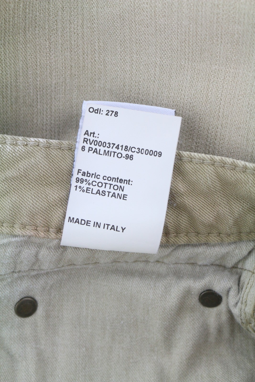 R13 berniukiški tiesūs moteriški džinsai 27 akmenukų ilgio, tamprūs, trumpinti, išblukintos rudos spalvos, rekomenduojama kaina – 695 € 