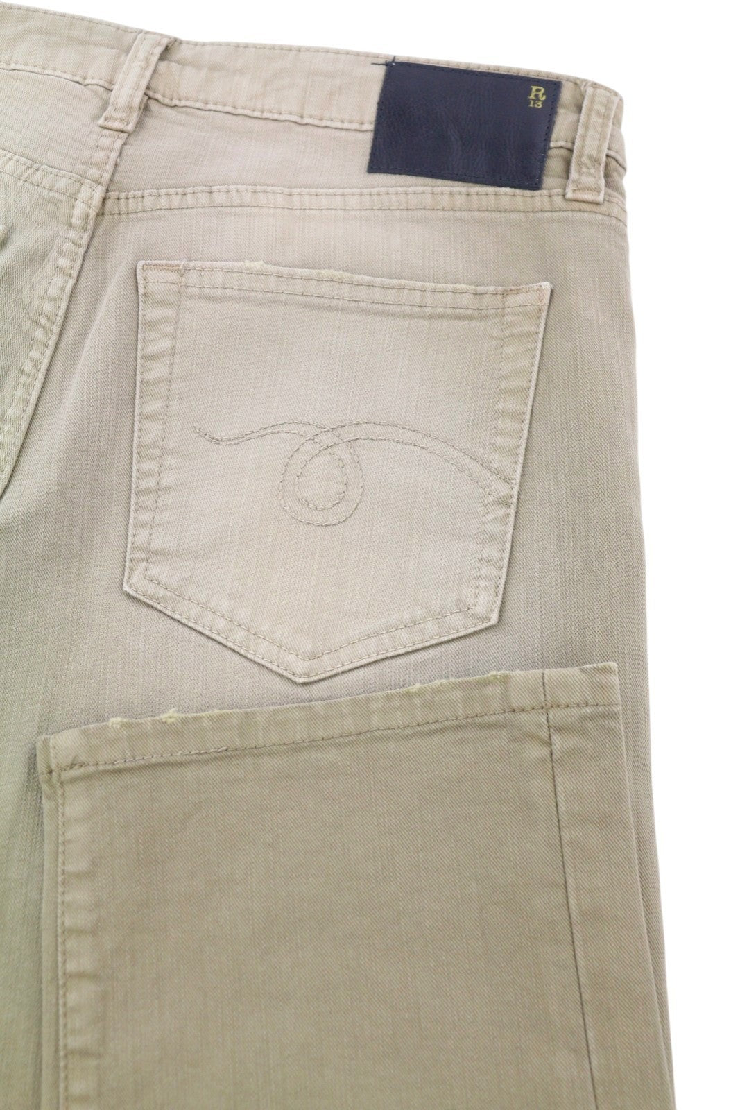 R13 berniukiški tiesūs moteriški džinsai 27 akmenukų ilgio, tamprūs, trumpinti, išblukintos rudos spalvos, rekomenduojama kaina – 695 € 