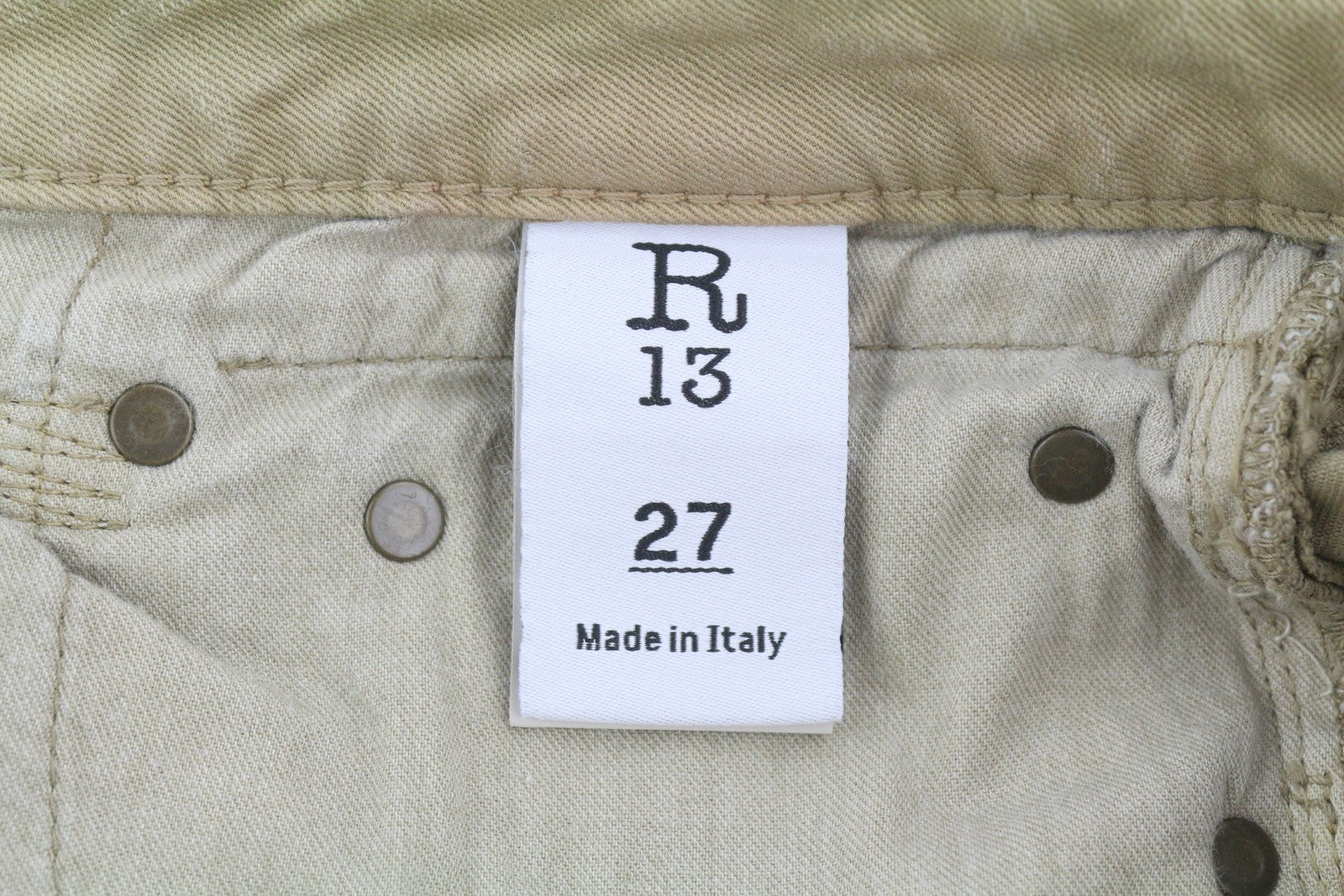 R13 berniukiški tiesūs moteriški džinsai 27 akmenukų ilgio, tamprūs, trumpinti, išblukintos rudos spalvos, rekomenduojama kaina – 695 € 