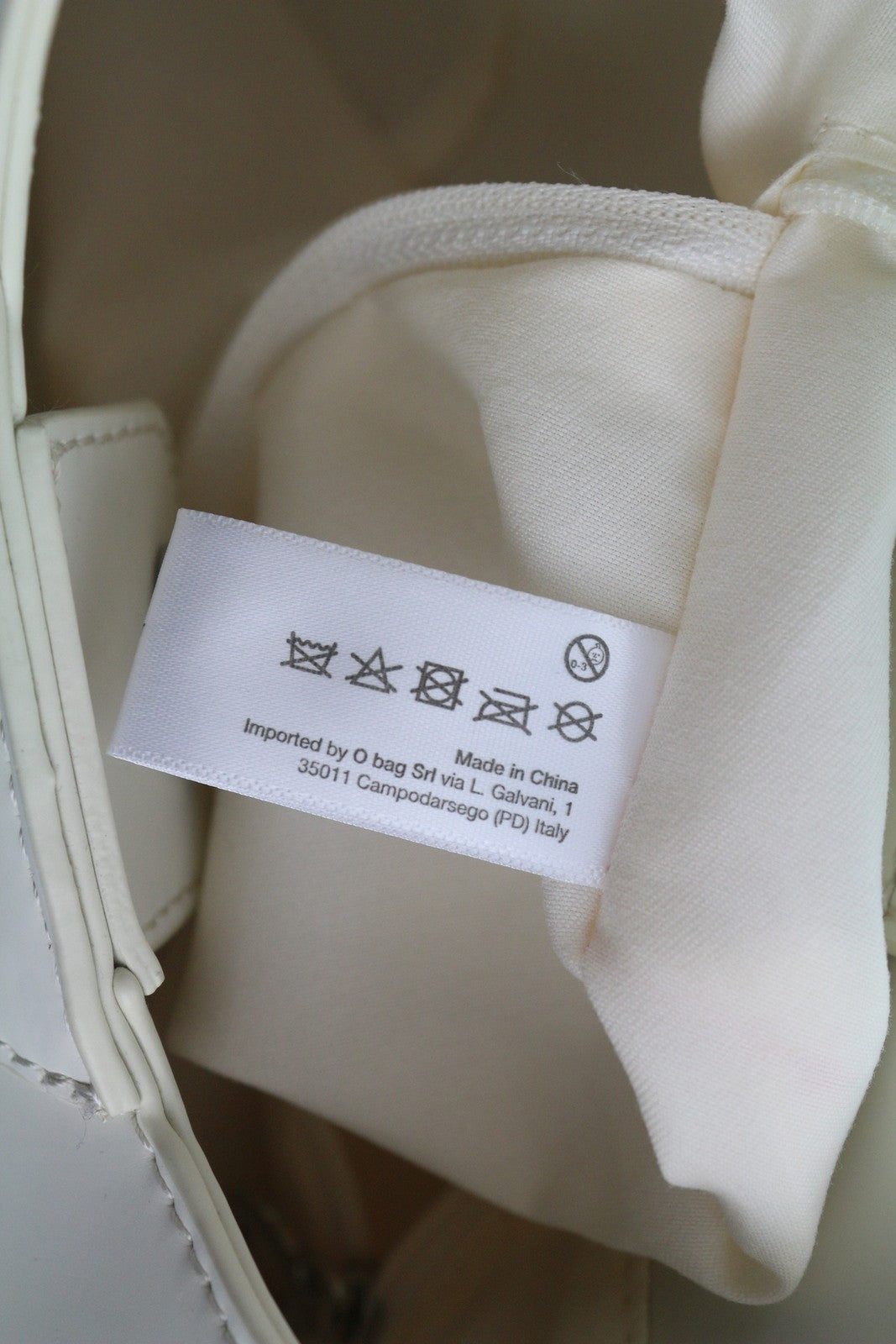 O BAG Ginevra moteriškas krepšys OS baltas su magnetiniu užsegimu, pamušalu ir per petį logotipu. 