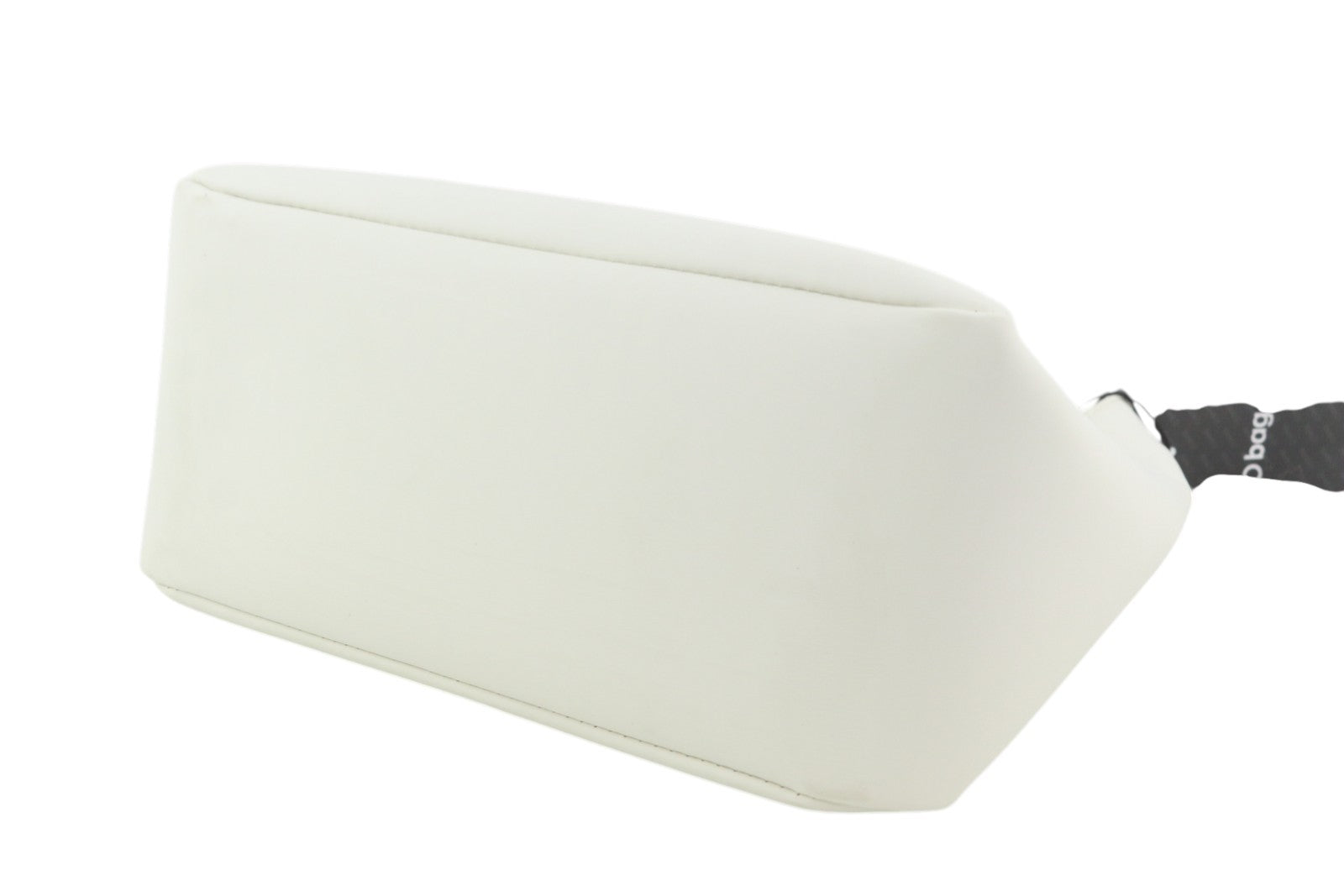 O BAG Ginevra moteriškas krepšys OS baltas su magnetiniu užsegimu, pamušalu ir per petį logotipu. 