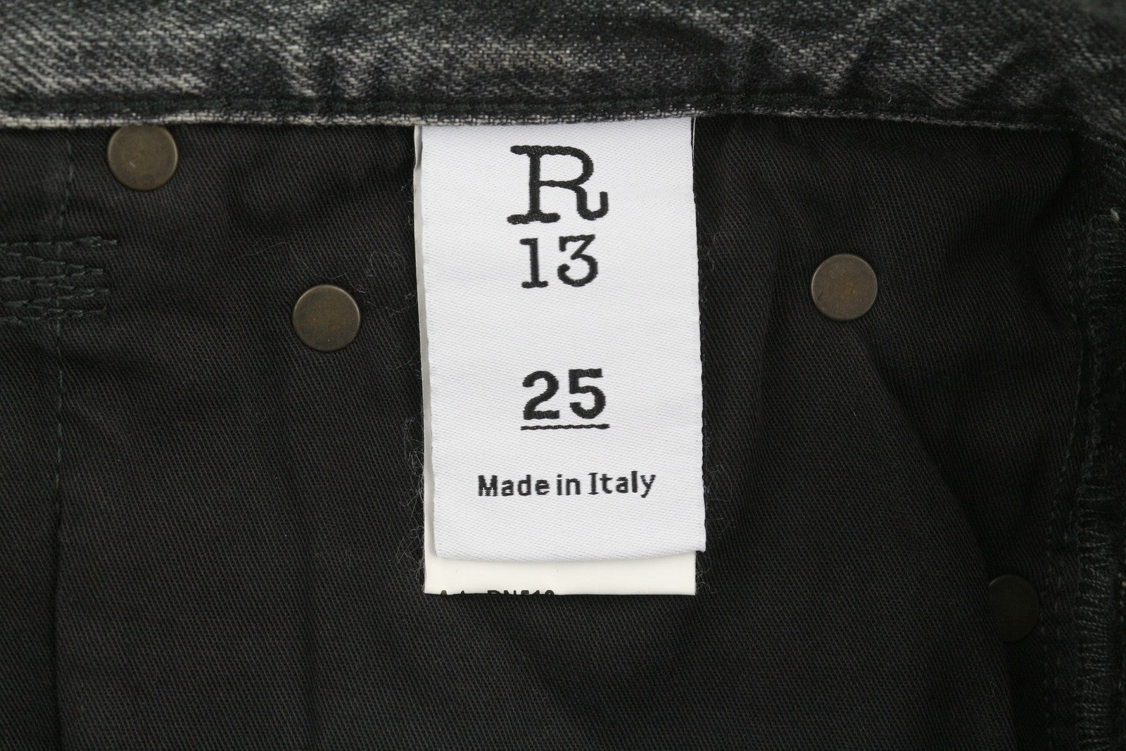 R13 Boyfriend moteriški džinsai 25 Leyton juodi išblukinti, trumpi, laisvo kirpimo džinsai iki kulkšnių 