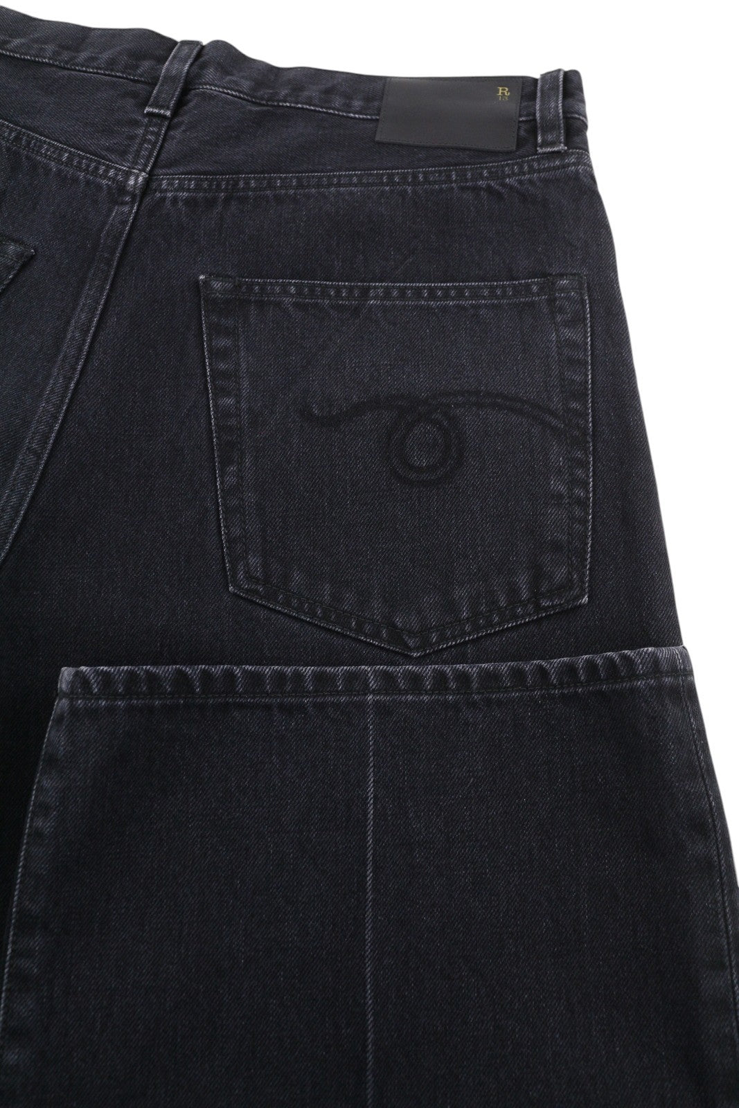 R13 „Ankled D'Arcy“ moteriški džinsai, 27, onikso juodumo, išblukinto, laisvo kirpimo, plačių klešnių. 