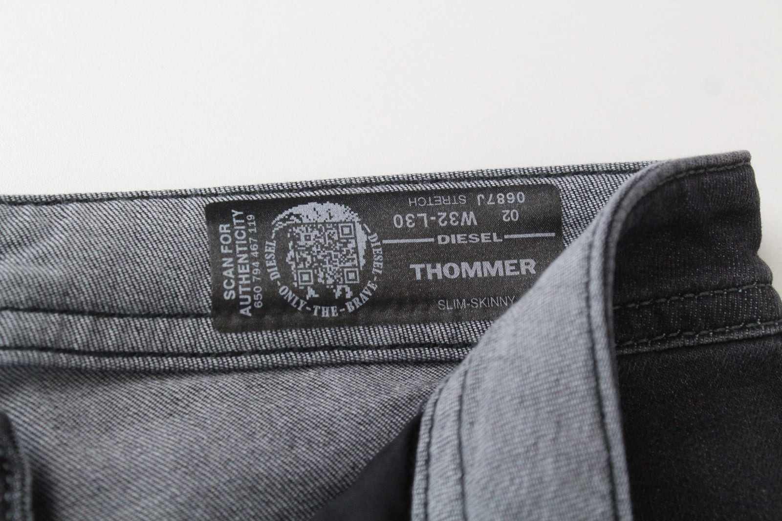 DIESEL Thommer 0687J vyriški džinsai W32/L30 Slim pilki tamprūs medvilniniai aptempti džinsai 