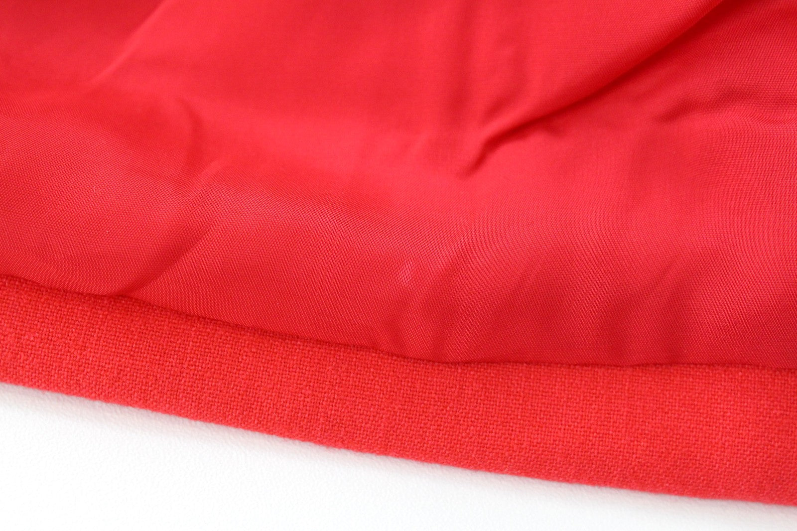 SUISTUDIO Abril moteriška suknelė UK10R raudona, plona, ​​iki kelių, prie kūno priglundanti, vilnos mišinio suknelė 