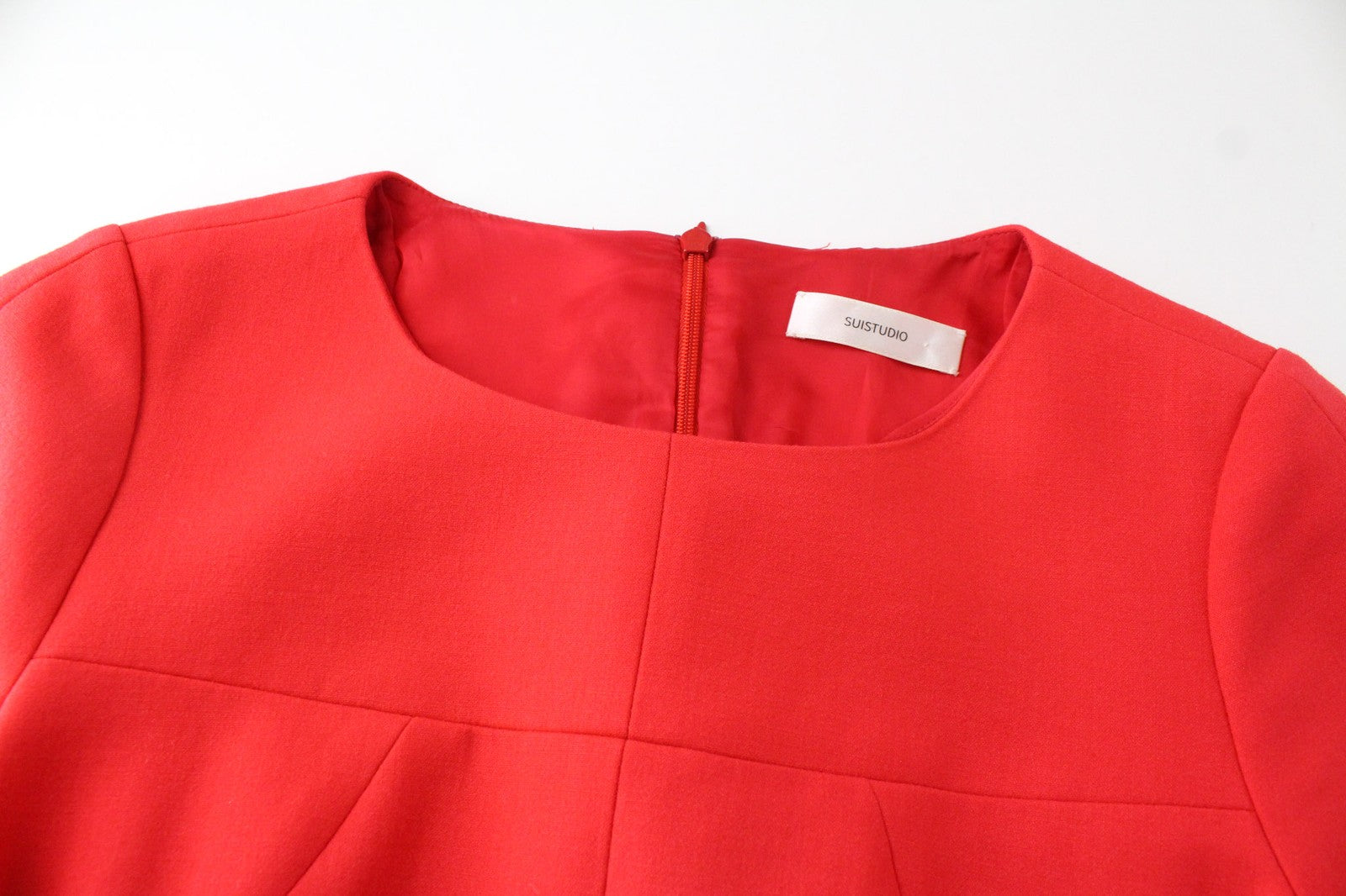 SUISTUDIO Abril moteriška suknelė UK10R raudona, plona, ​​iki kelių, prie kūno priglundanti, vilnos mišinio suknelė 