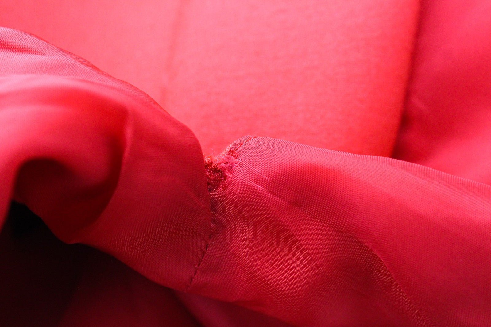 SUISTUDIO Abril moteriška suknelė UK10R raudona, plona, ​​iki kelių, prie kūno priglundanti, vilnos mišinio suknelė 