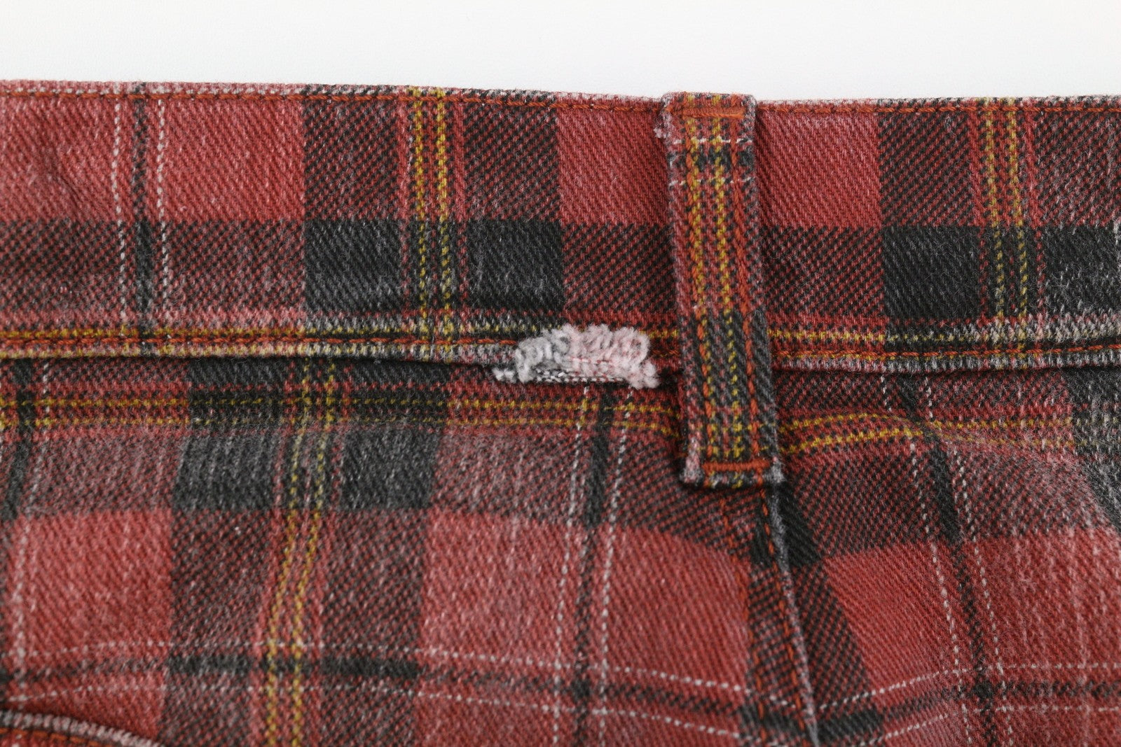 R13 Pasiūtos moteriškos kelnės, 27, pelenų raudonumo, languotos, trumpos, laisvos, iki kulkšnių, RRP 710 € 