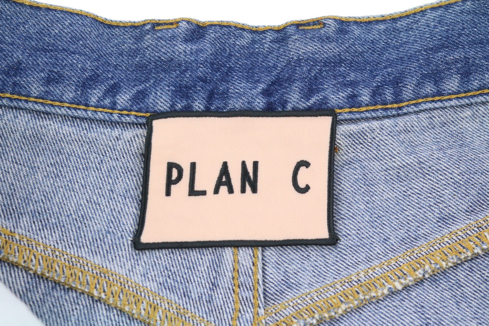 PLAN C moteriški džinsai, 38 dydis, mėlyni, skalbti, tiesaus kirpimo, laisvo kirpimo, su sagomis. Rekomenduojama kaina – 550 €. 