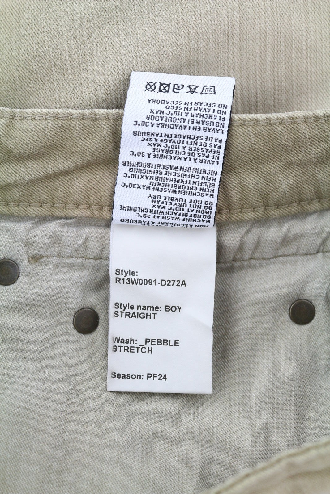 R13 berniukiški tiesūs moteriški džinsai 26 akmenukų spalvos, tamprūs, trumpi, išblukintos rudos spalvos, rekomenduojama kaina – 695 € 