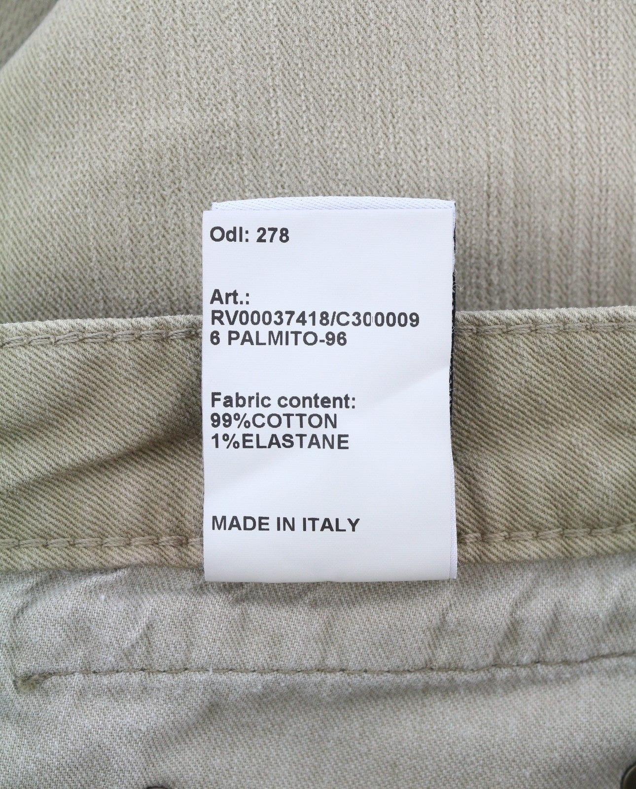 R13 berniukiški tiesūs moteriški džinsai 26 akmenukų spalvos, tamprūs, trumpi, išblukintos rudos spalvos, rekomenduojama kaina – 695 € 