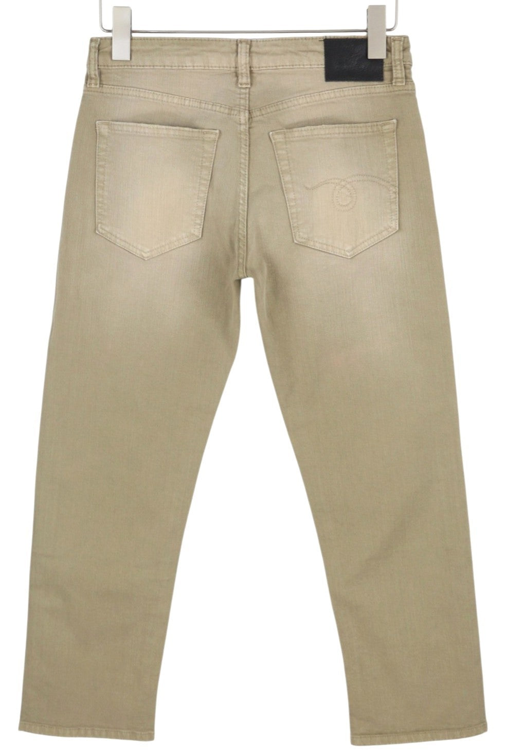 R13 berniukiški tiesūs moteriški džinsai 26 akmenukų spalvos, tamprūs, trumpi, išblukintos rudos spalvos, rekomenduojama kaina – 695 € 