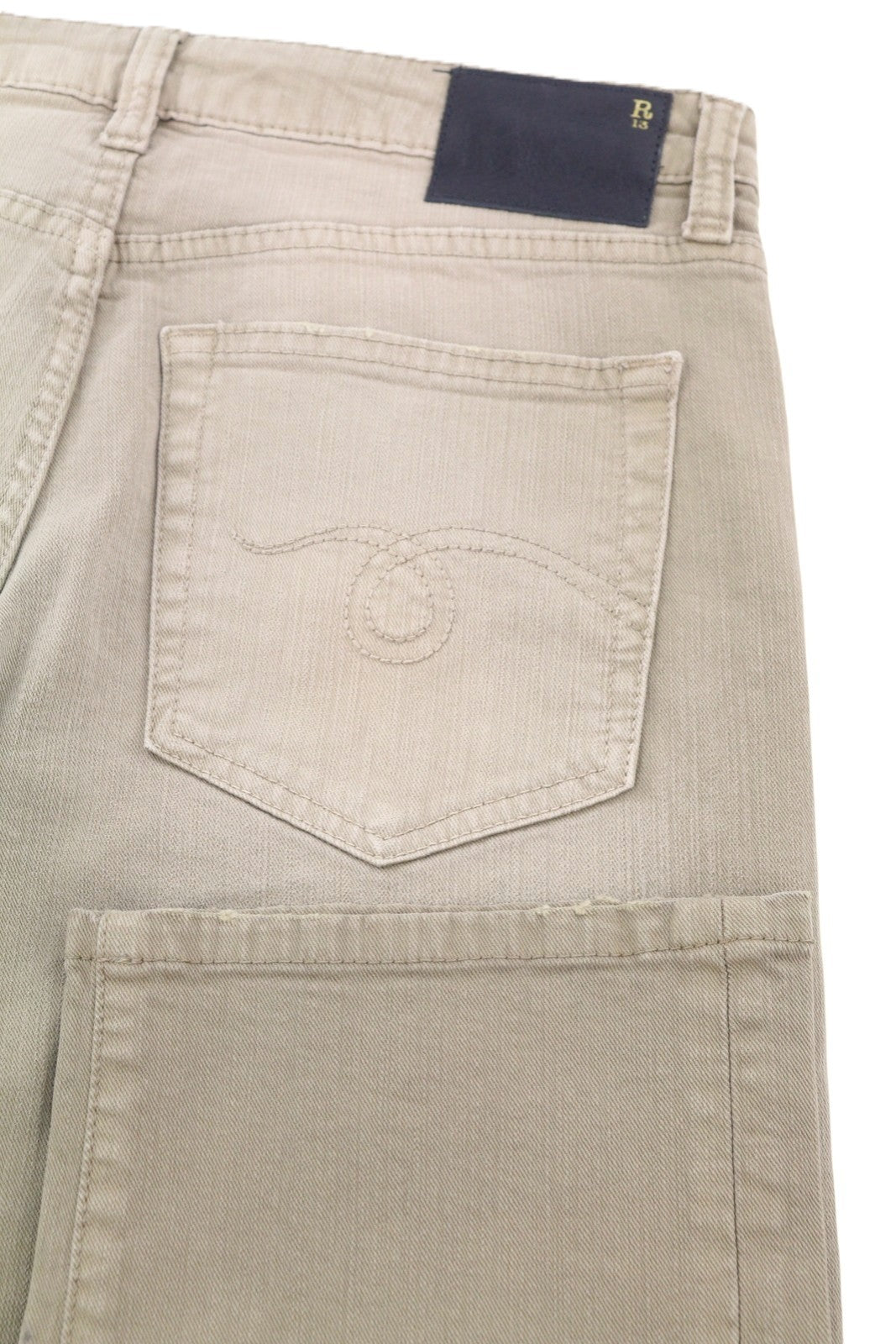 R13 berniukiški tiesūs moteriški džinsai 26 akmenukų spalvos, tamprūs, trumpi, išblukintos rudos spalvos, rekomenduojama kaina – 695 € 