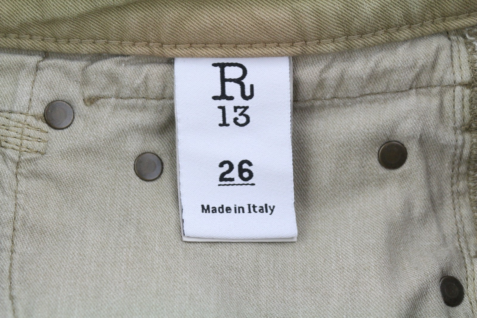 R13 berniukiški tiesūs moteriški džinsai 26 akmenukų spalvos, tamprūs, trumpi, išblukintos rudos spalvos, rekomenduojama kaina – 695 € 