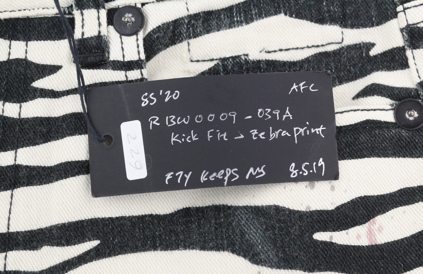 R13 Kick Fit moteriški džinsai, 27 dydžio, zebro rašto, iki kulkšnių, trumpinti, platėjantys, RRP 499 € 