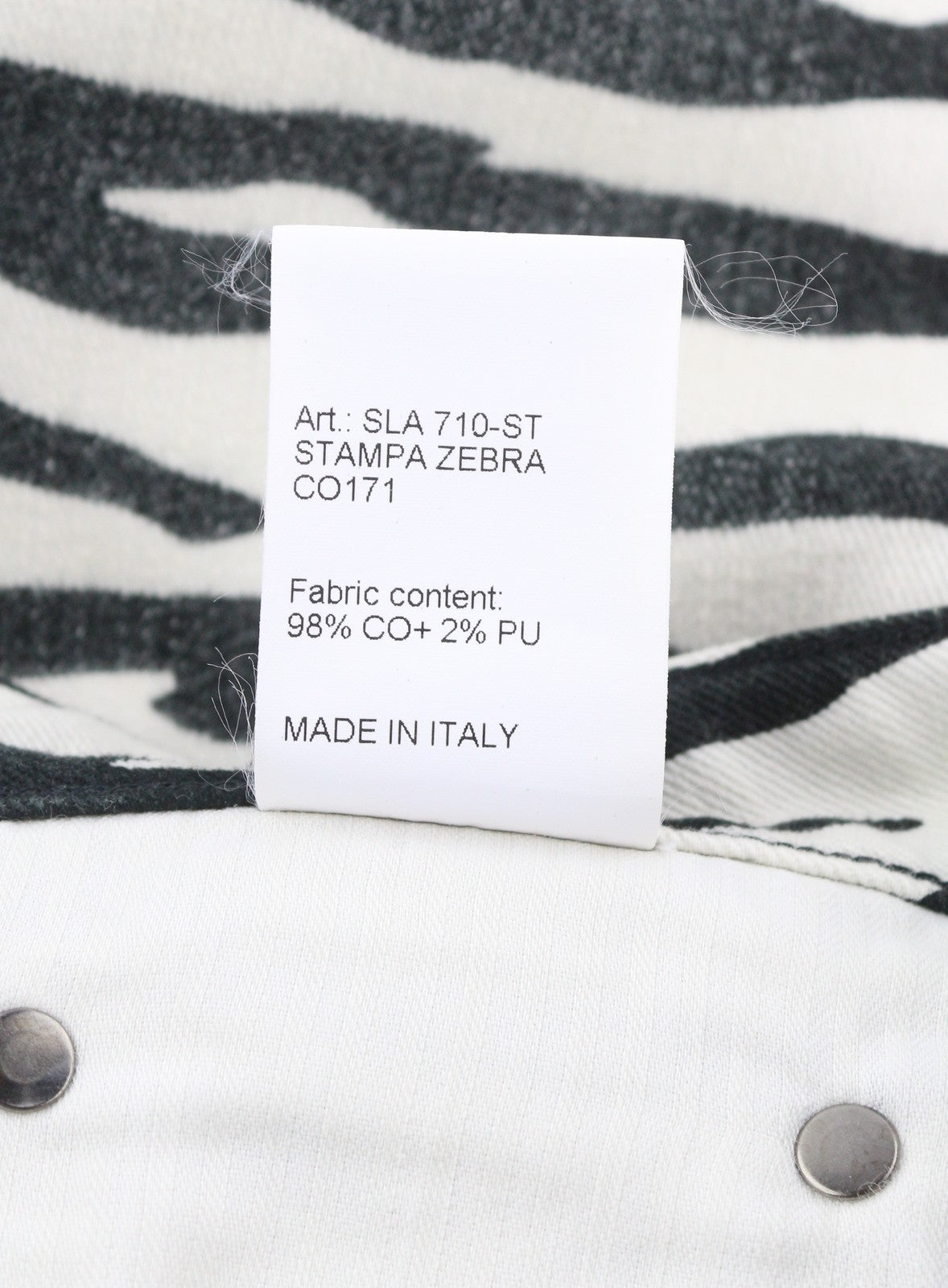 R13 Alison Skinny moteriški džinsai, 27 dydžio, su zebro raštu, užtrauktuku, laisvalaikio džinsinis logotipas. Rekomenduojama kaina – 599 €. 