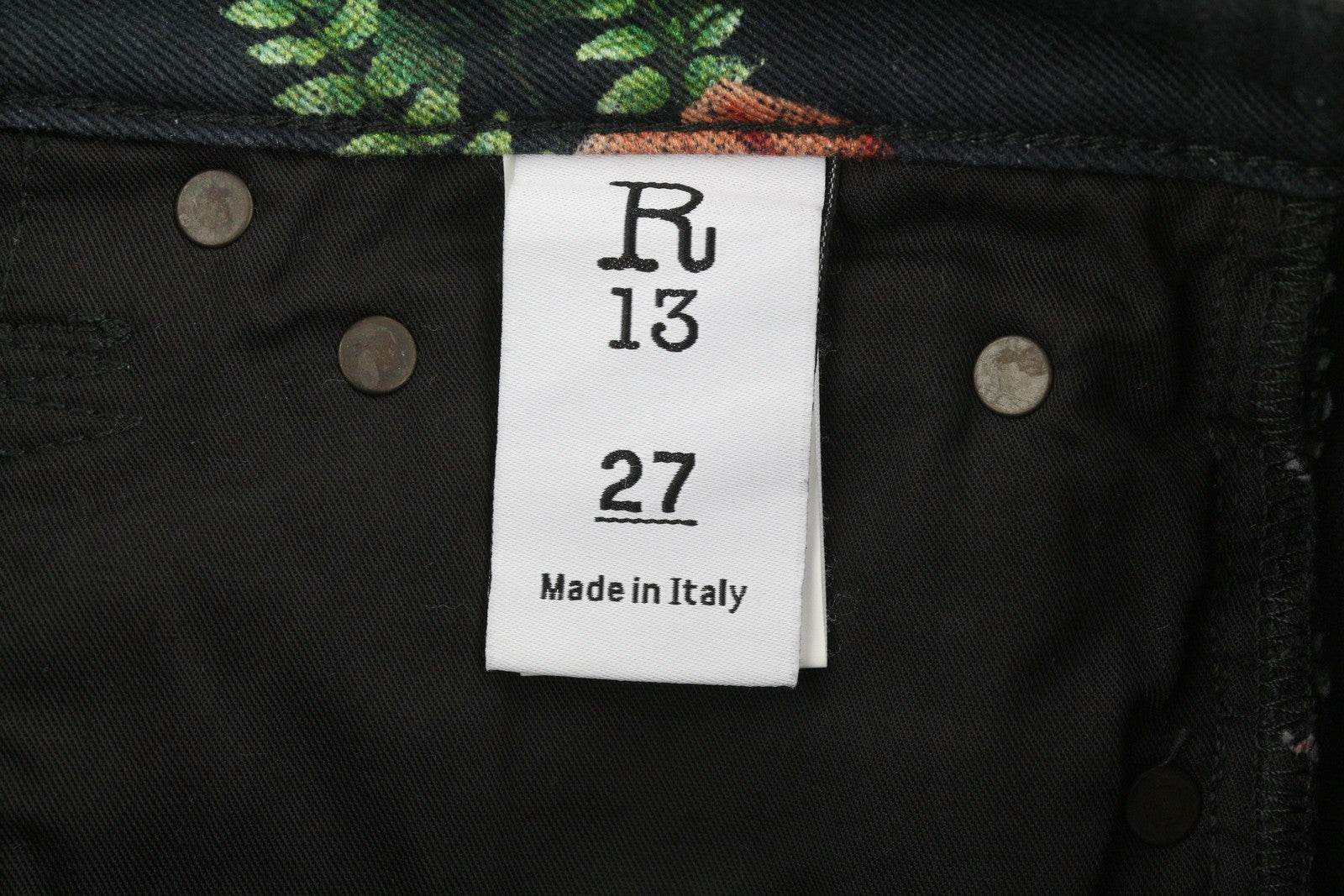 R13 Kick Fit moteriški džinsai 27 Useless Treasueres juodi gėlių rašto trumpinti iki kulkšnių 