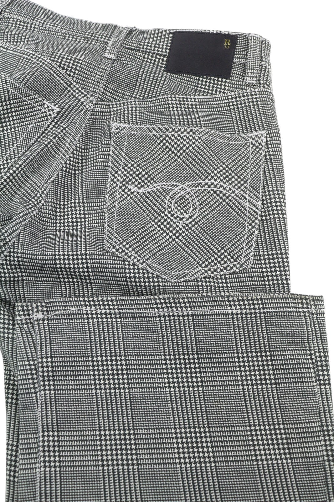 R13 Jane moteriški džinsai, 27 dydžio, marginti, languoti, tiesūs, platėjantys, tamprūs. Rekomenduojama kaina – 699 €. 