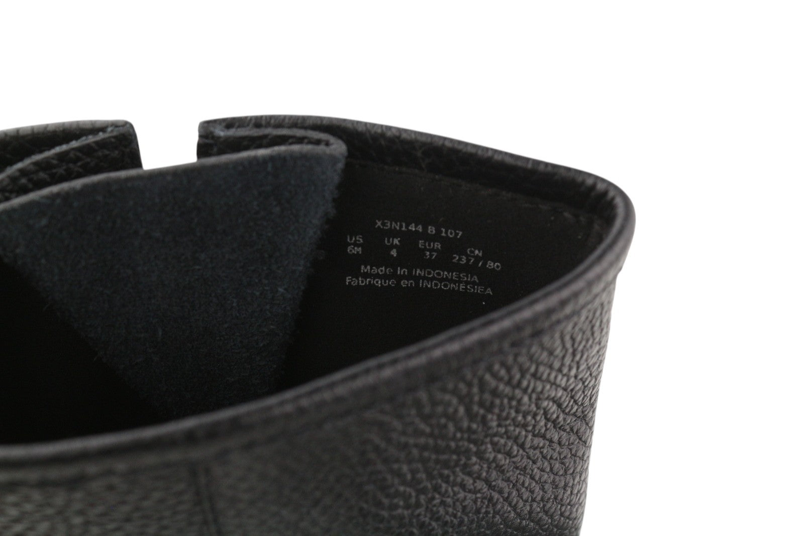 EMPORIO ARMANI X3N144 moteriški aulinukai, juodos odos, 37 dydžio, su sagtimi ir kulkšnies viduriu. Rekomenduojama kaina – 399 €. 