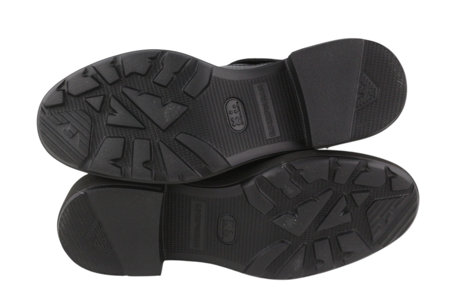 EMPORIO ARMANI X3N144 moteriški aulinukai, juodos odos, 37 dydžio, su sagtimi ir kulkšnies viduriu. Rekomenduojama kaina – 399 €. 