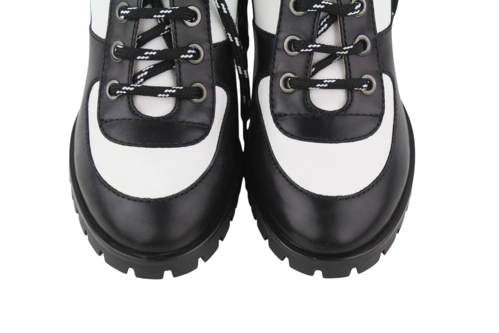 EMPORIO ARMANI moteriški aulinukai, 37 dydis, juodi ir balti, odiniai, suvarstomi, vidutinio ūgio. 