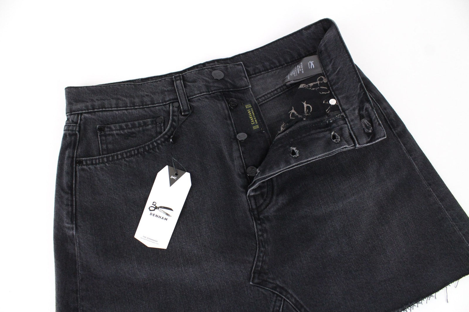 DENHAM Pearl W26 moteriškas mini sijonas su skalbta juoda sagomis, netamprus audinys 