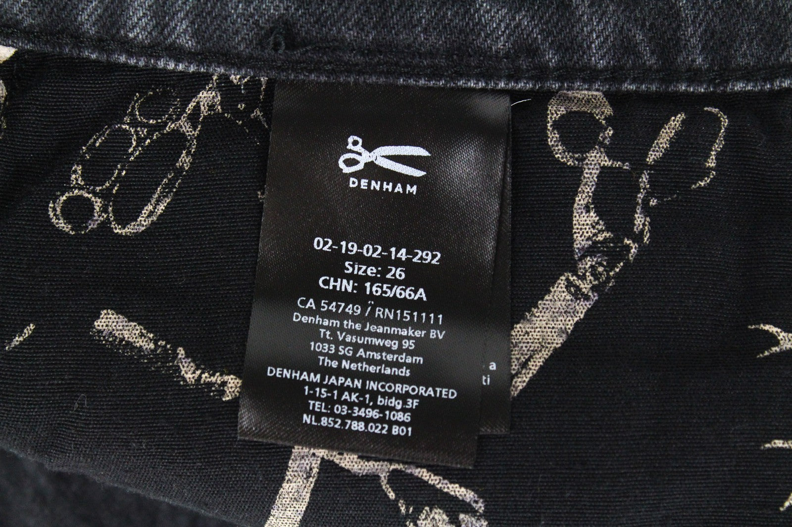 DENHAM Pearl W26 moteriškas mini sijonas su sagomis ir juodas netempiamas audinys 