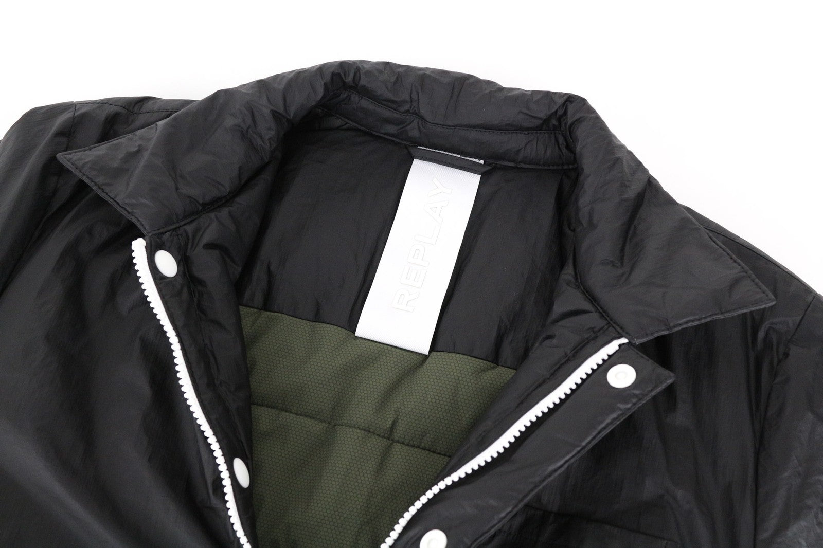 REPLAY vyriška M dydžio striukė, juoda, užtrauktuku, spaudėmis, pamušalu, vieneiliu gobelenu nugaroje. 