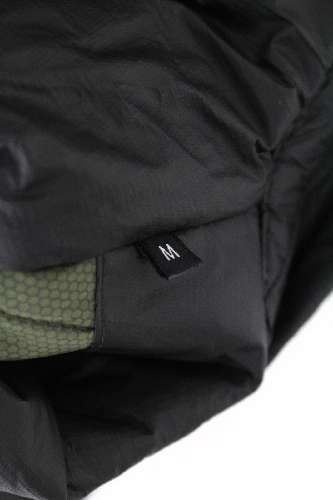 REPLAY vyriška M dydžio striukė, juoda, užtrauktuku, spaudėmis, pamušalu, vieneiliu gobelenu nugaroje. 